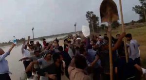 گزارش تصویری/حضور امام جمعه خرمشهر وامام جمعه کارون دربین مردم جهت ترمیم سیل بند