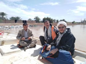 تصاویری ویژه از امام جمعه و فرمانده سپاه شهرستان کارون در مناطق سیل زده
