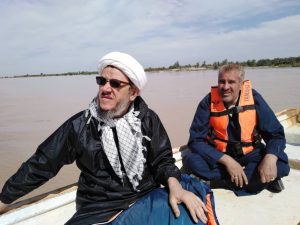 تصاویری ویژه از امام جمعه و فرمانده سپاه شهرستان کارون در مناطق سیل زده