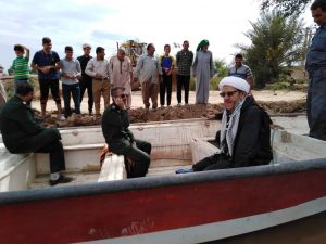 تصاویری ویژه از امام جمعه و فرمانده سپاه شهرستان کارون در مناطق سیل زده