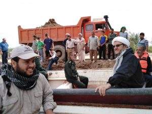 تصاویری ویژه از امام جمعه و فرمانده سپاه شهرستان کارون در مناطق سیل زده