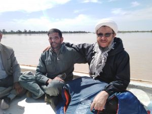 تصاویری ویژه از امام جمعه و فرمانده سپاه شهرستان کارون در مناطق سیل زده