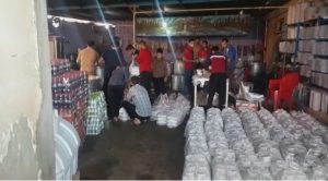 گزارش تصویری/توزیع غذا بین سیل زده گان توسط دفتر امام جمعه شهرستان کارون