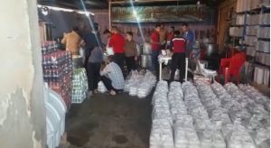 گزارش تصویری/توزیع غذا بین سیل زده گان توسط دفتر امام جمعه شهرستان کارون