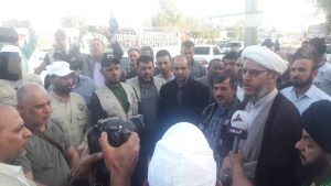 استقبال امام جمعه و مسئولین از ورودکاروان کمک های حشدالشعبی عراق به شهرستان کارون