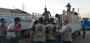 استقبال امام جمعه و مسئولین از ورودکاروان کمک های حشدالشعبی عراق به شهرستان کارون