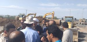 بازدید امام جمعه کارون از محل لوله گذاری جاده آبادان اهواز