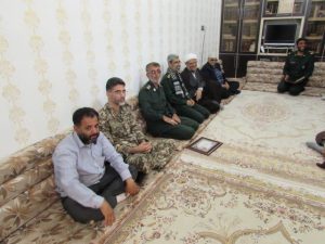 دیدار امام جمعه کارون و فرمانده سپاه استان هرمزگان با خانواده شهید مدافع حرم حسن حزباوی