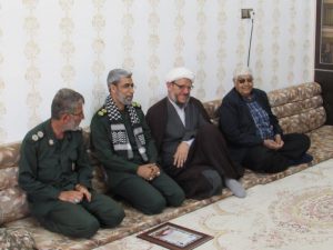 دیدار امام جمعه کارون و فرمانده سپاه استان هرمزگان با خانواده شهید مدافع حرم حسن حزباوی