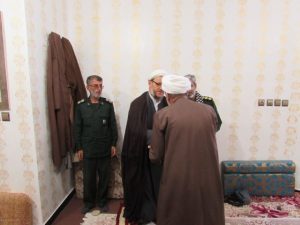 دیدار امام جمعه کارون و فرمانده سپاه استان هرمزگان با خانواده شهید مدافع حرم حسن حزباوی