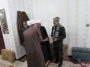 دیدار امام جمعه کارون و فرمانده سپاه استان هرمزگان با خانواده شهید مدافع حرم حسن حزباوی