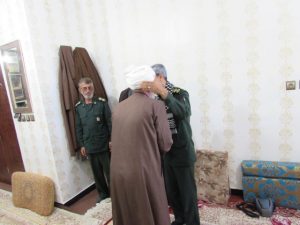 دیدار امام جمعه کارون و فرمانده سپاه استان هرمزگان با خانواده شهید مدافع حرم حسن حزباوی