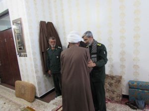 دیدار امام جمعه کارون و فرمانده سپاه استان هرمزگان با خانواده شهید مدافع حرم حسن حزباوی
