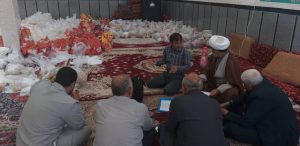 امام جمعه کارون از محل بسته بندی و توزیع خشبار به سیلزده گان بازدید کردند