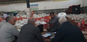 امام جمعه کارون از محل بسته بندی و توزیع خشبار به سیلزده گان بازدید کردند