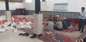 امام جمعه کارون از محل بسته بندی و توزیع خشبار به سیلزده گان بازدید کردند