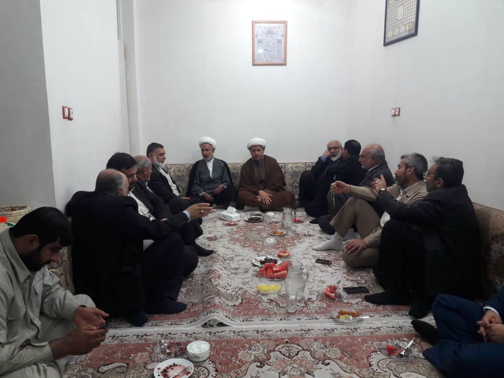 نشست اساتید دانشگاه و طلاب با امام جمعه کارون