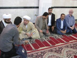 میز خدمت کلیه ادارات شهرستان کارون در نماز جمعه این هفته برگزار شد