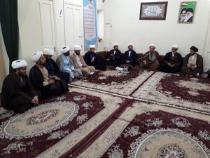 طلاب و روحانیون شهرستان بمناسبت چهلمین سال برگزاری نماز جمعه با امام جمعه کارون دیدار کردند