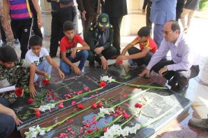 گلزار شهدای گمنام شهرستان کارون غبار روبی و عطر افشانی شد