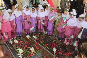 گلزار شهدای گمنام شهرستان کارون غبار روبی و عطر افشانی شد