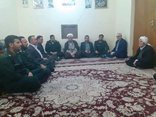 دیدار امام جمعه کارون با خانواده شهداء بمناسبت دهه مبارک فجر