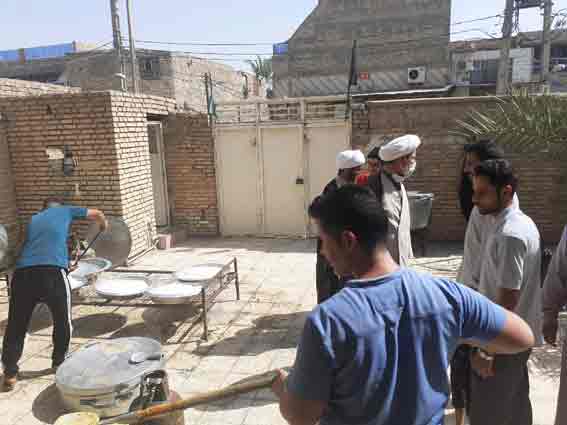 گزارش تصویری/بازدید امام جمعه کارون از محل پخت غذا برای نیازمندان