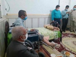 عیادت نمایده ولی فقیه در استاد و امام جمعه کارون از مجروح انفجار مین