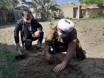 غرس نهال توسط امام جمعه کارون