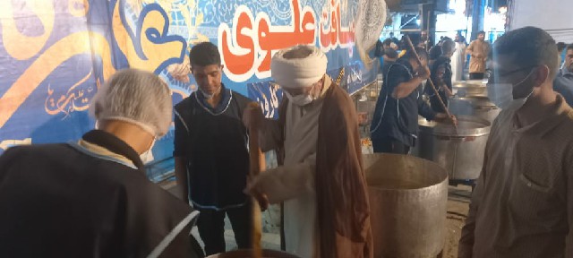 بازدید امام جمعه کارون از محل پخت و توزیع 14 هزار پرس غذا در شهرستان