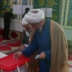 امام جمعه کارون در دقایق اولیه رای خود را به صندوق انداخت